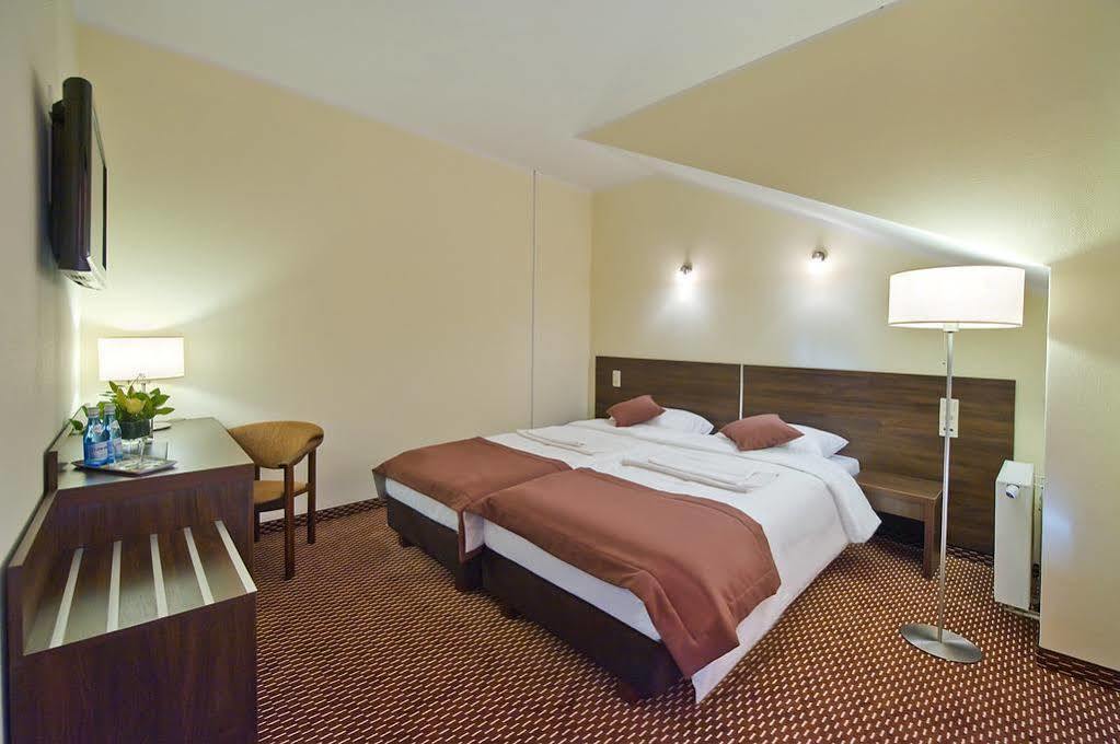 Hotel Cztery Brzozy Gdansk Kowale Kowale  ภายนอก รูปภาพ